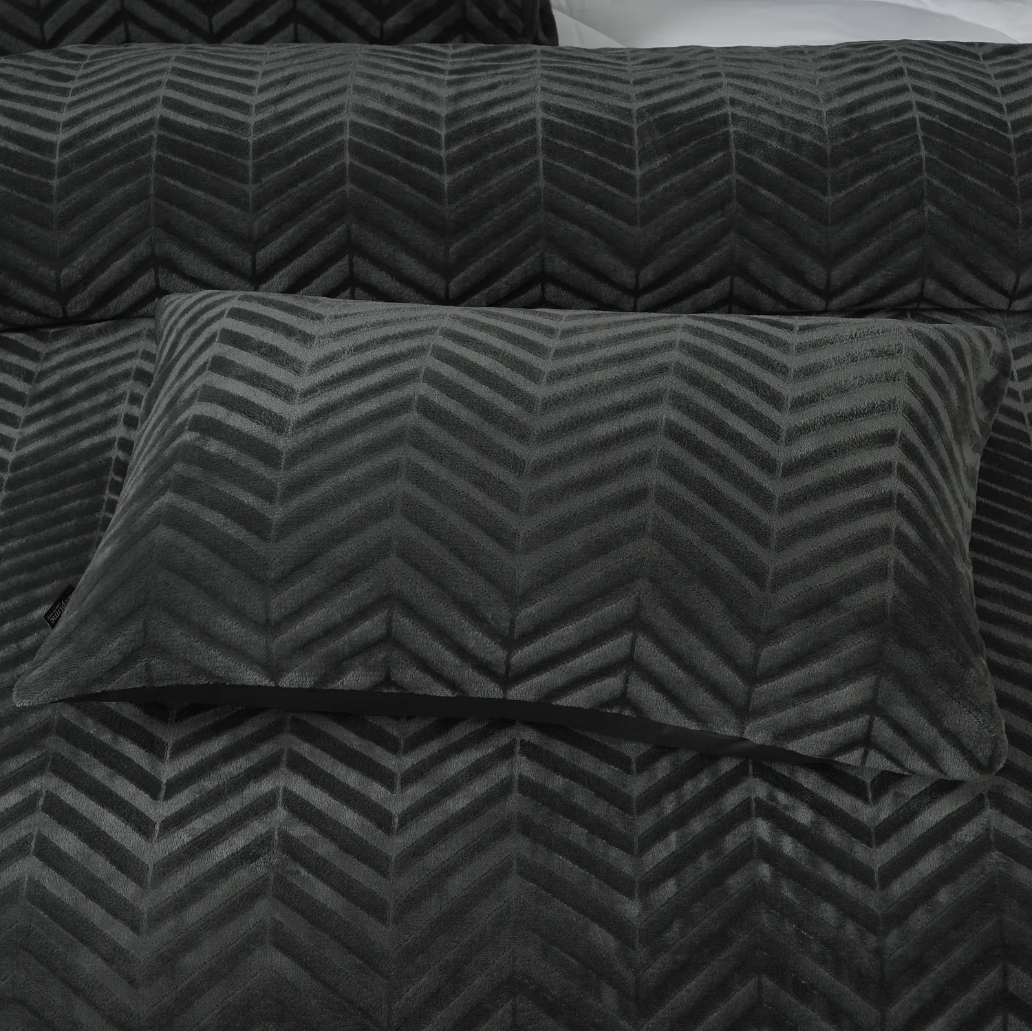 Sleeptime Teddy Chevron Dekbedovertrek Antraciet – Luxe en Warmte in Één Sleeptime Teddy Chevron Dekbedovertrek Antraciet 4 Sleeptime Teddy Chevron Dekbedovertrek Antraciet – Luxe en Warmte in Één - Afbeelding 5